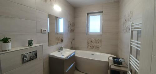 Viv Apartments 210 — 4-Star Luxury Hotel in Floresti, Romania