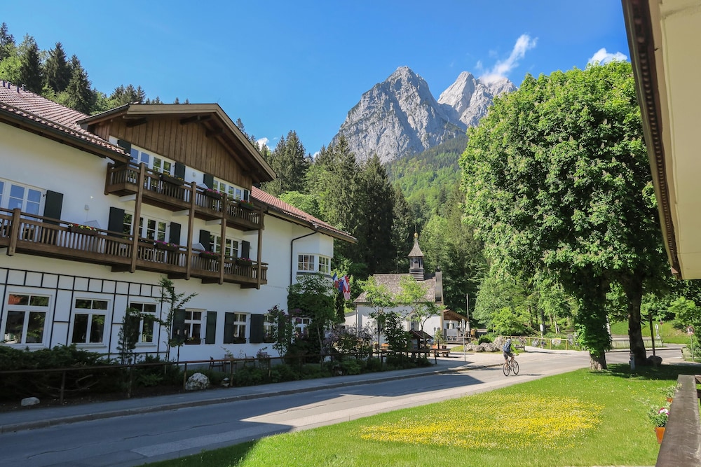 Chalet Hammersbach — 4-Star Luxury Hotel in Grainau, Germany