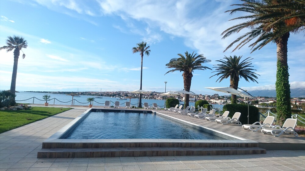 Hotel Liberty — hotel in Novalja