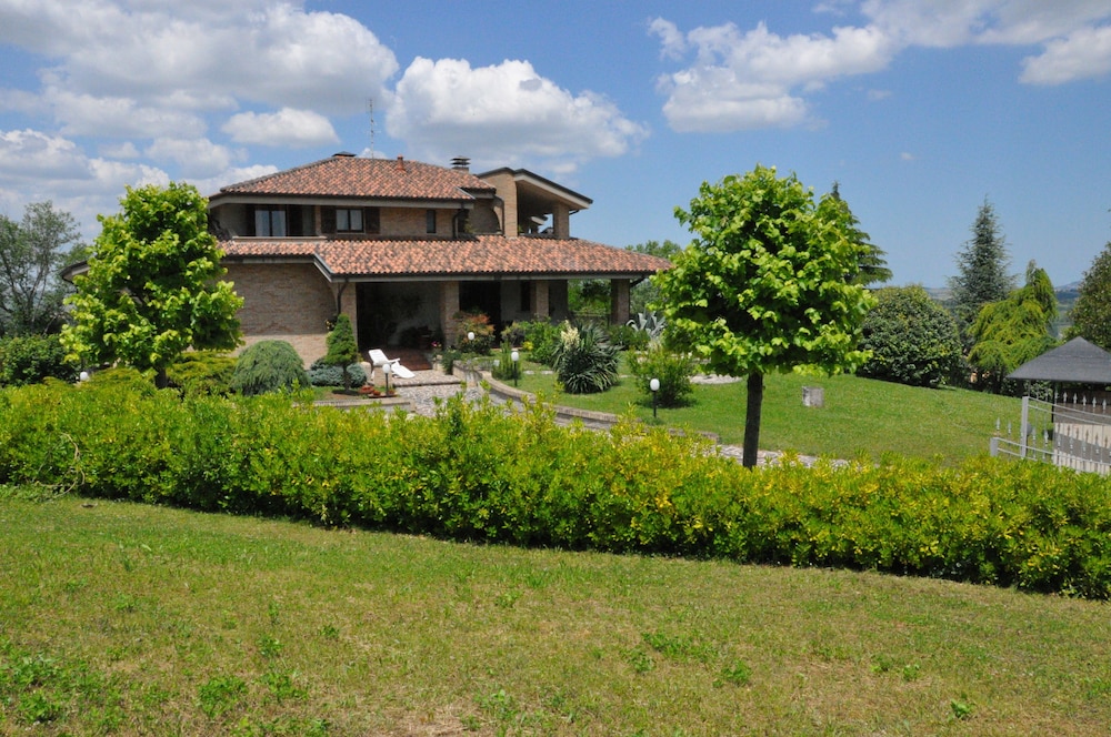 B&B Titty — 4-Star Luxury Hotel in Montottone, Italy