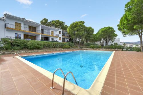Cozy apartment in Llançà 30 m with sea view — 4-Star Luxury Hotel in Llanca, Spain