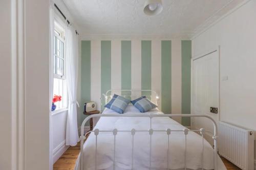 Islay House Stripey Room — 4-Star Luxury Hotel in Woodend, Australia
