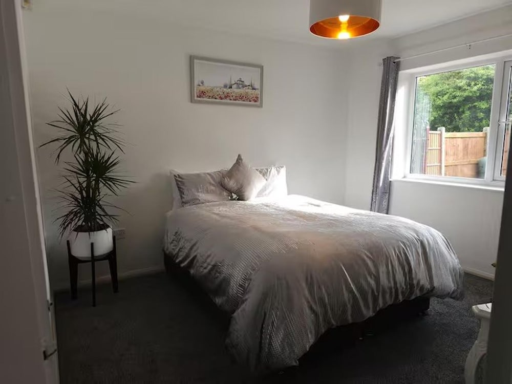 Pet Friendly 2 Bedrooms 4 Guests Parking in Chester, United Kingdom