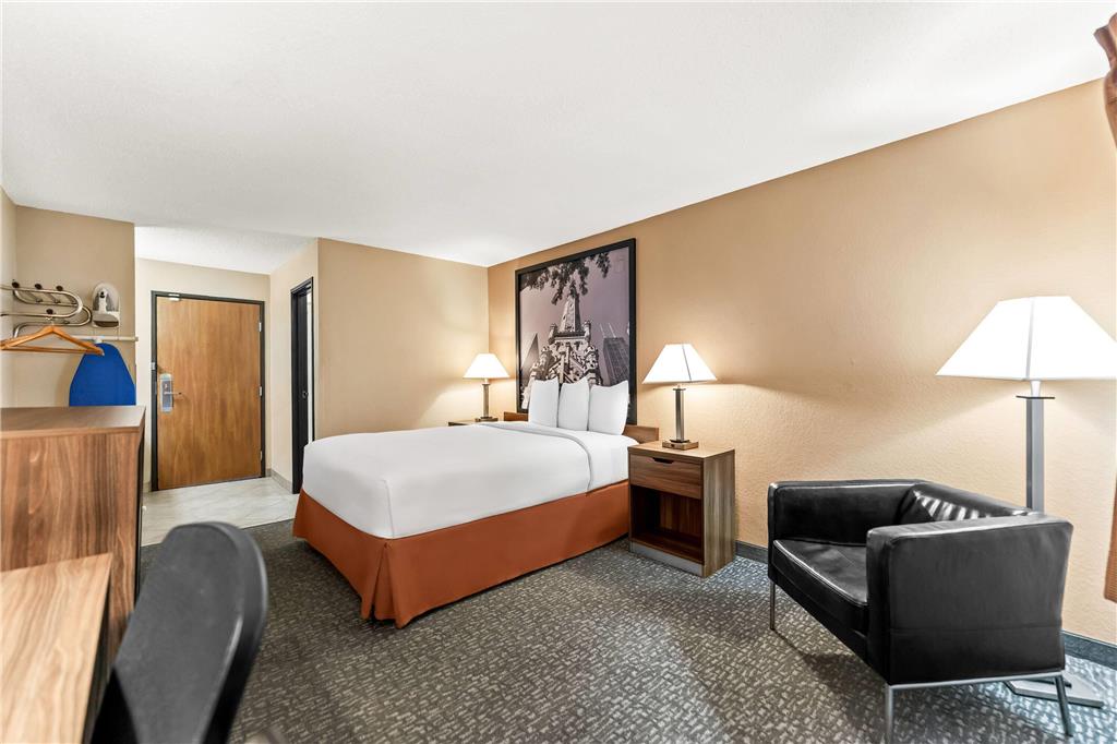 Super 8 by Wyndham Elgin - photo 30