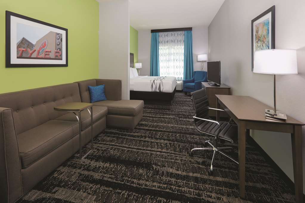 La Quinta Inn & Suites by Wyndham Tyler South - photo 14