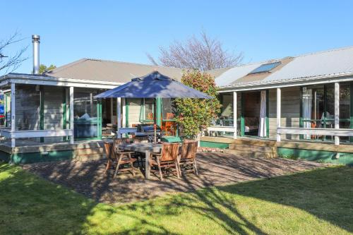 Five Mile Yay Five Mile Bay Holiday Home — 4-Star Luxury Hotel in Taupo, New Zealand