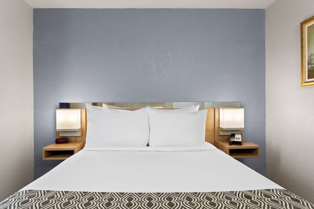 Microtel Inn & Suites by Wyndham Zephyrhills - photo 12