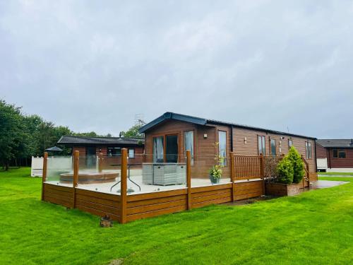 Meadows Lodge with Hot Tub