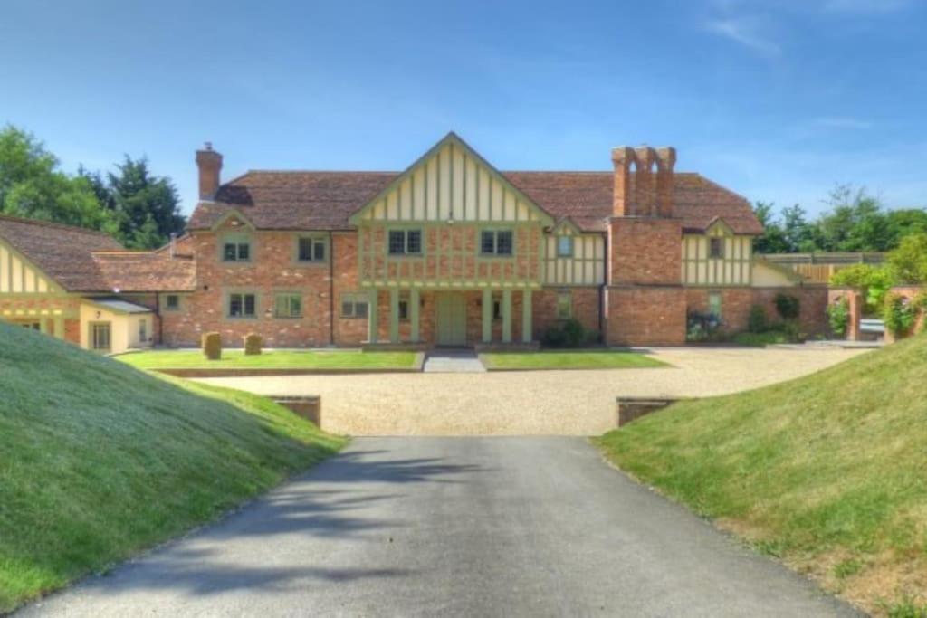 Cotswold Country house Villa Retreat With Pool — 4-Star Luxury Hotel in Rowde, United Kingdom