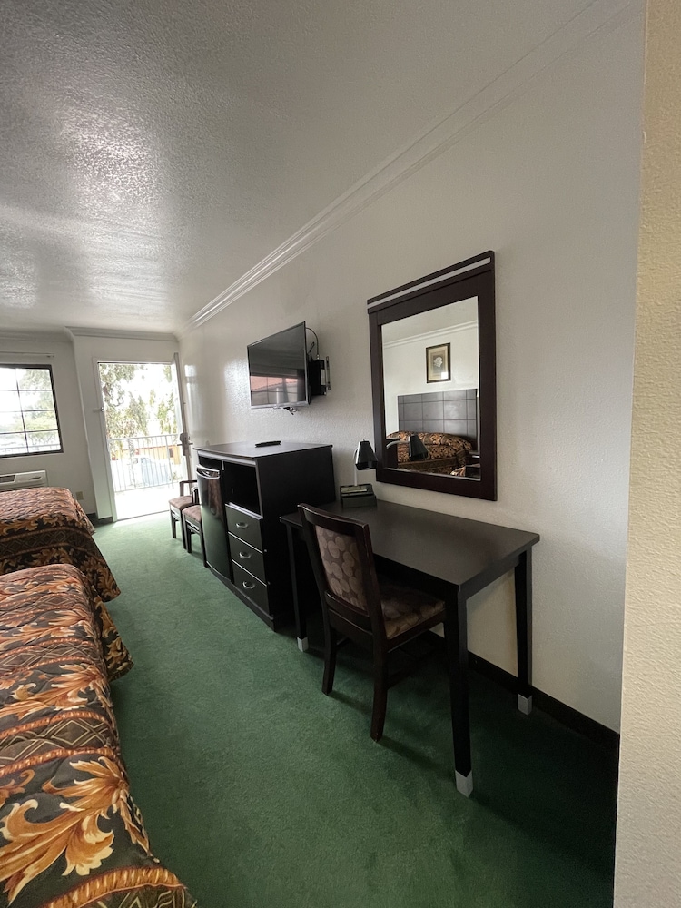 Chino Motel - photo 8
