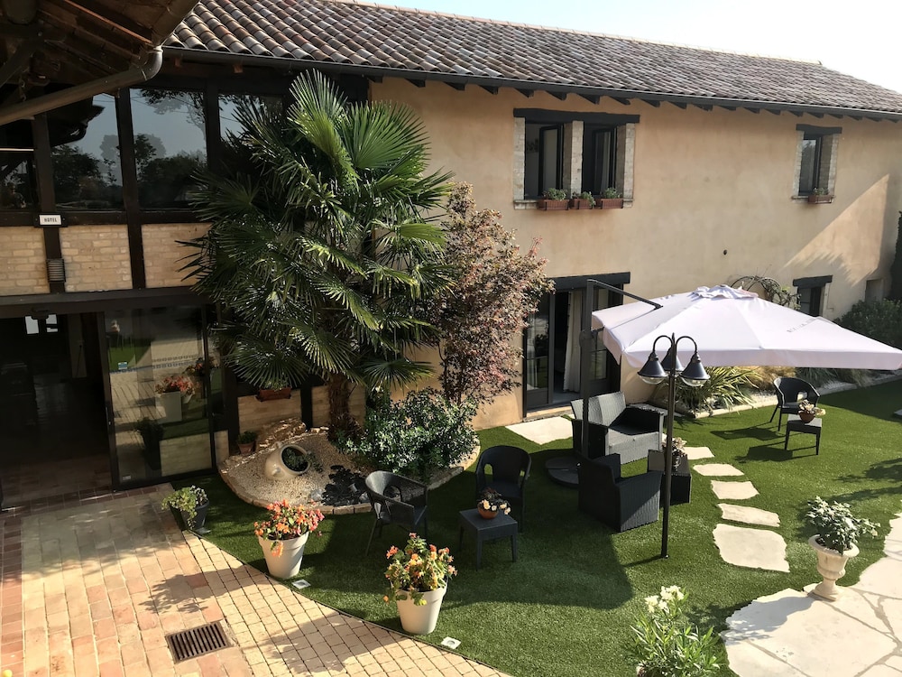 Hostellerie des Bichonnières pet-friendly hotel Amberieux-En-Dombes