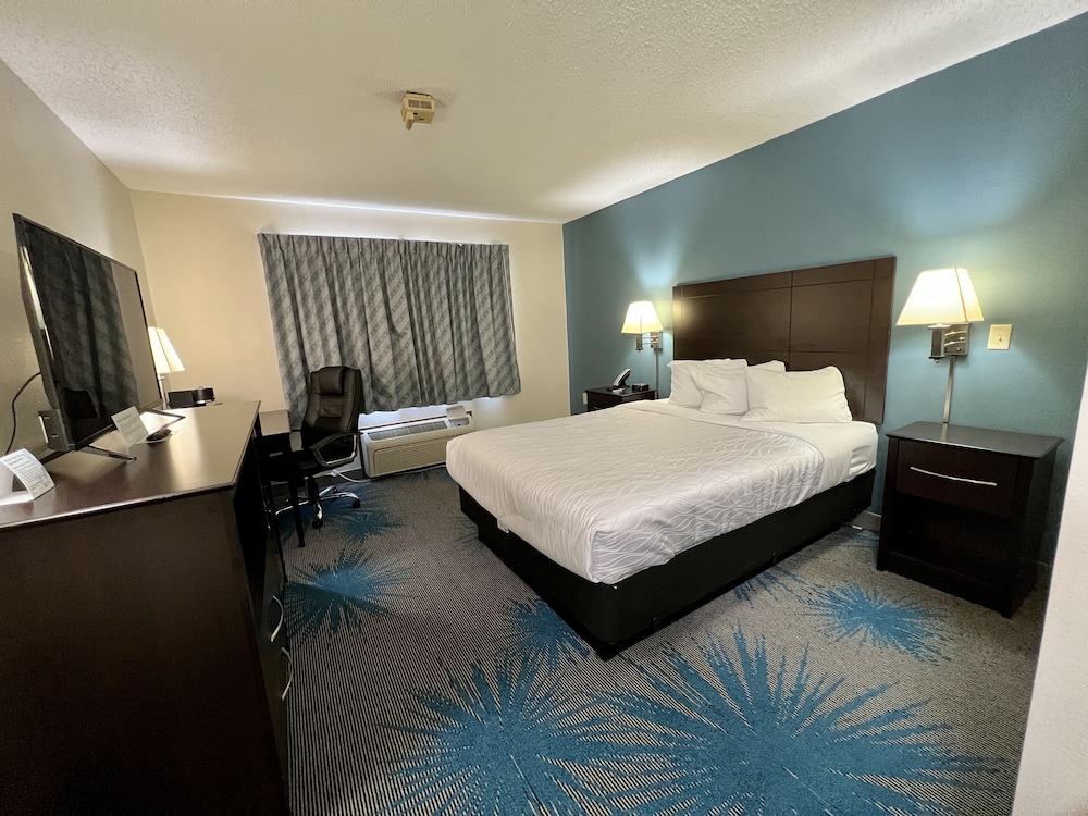 Reston Inn & Suites - photo 6