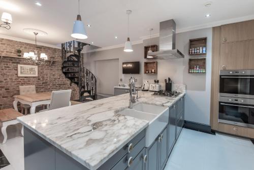 The London House Entire Villa — 4-Star Luxury Hotel in London, United Kingdom