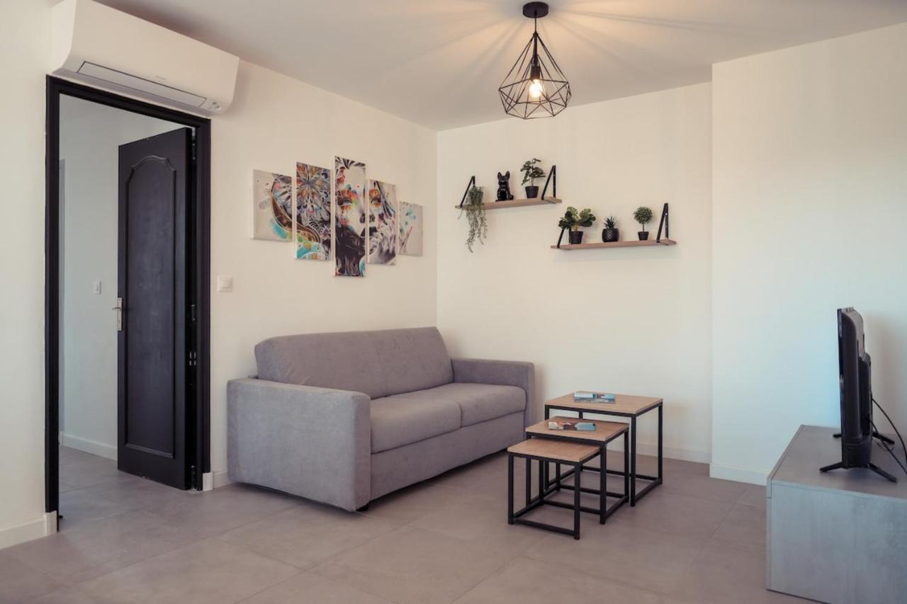 Chic Appart du Port Frejus — 4-Star Luxury Hotel in Frejus, France