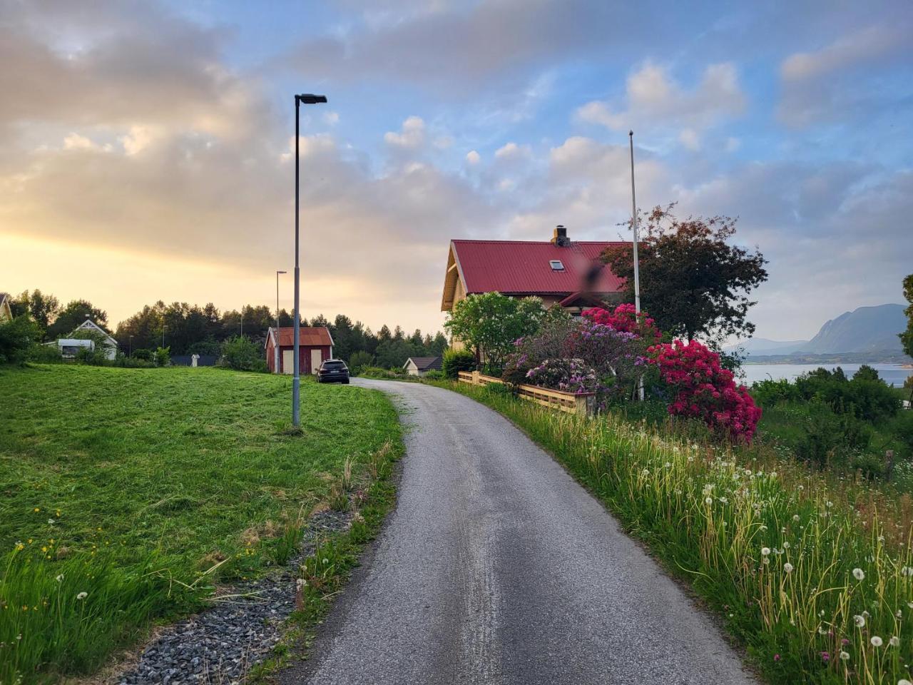 Nygjerdet Gossen — hotel near Molde Airport, Årø