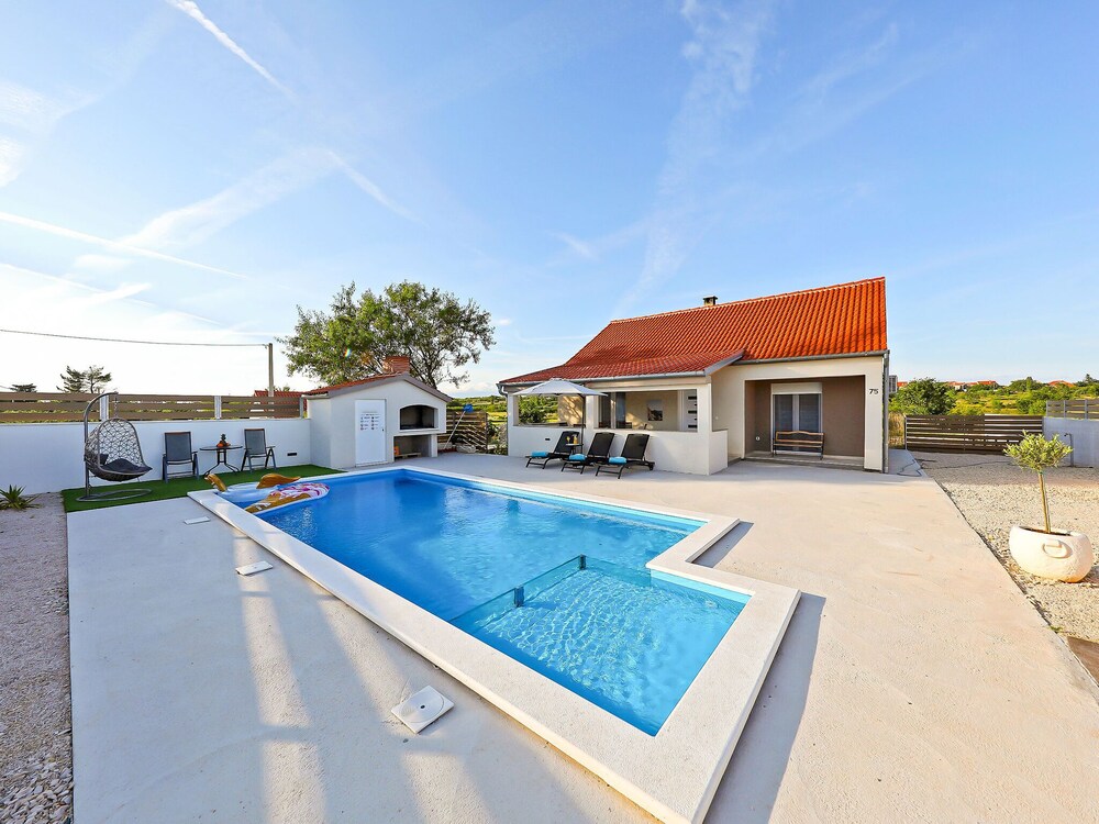 Holiday house MIA — 4-Star Luxury Hotel in Zemunik Donji, Croatia