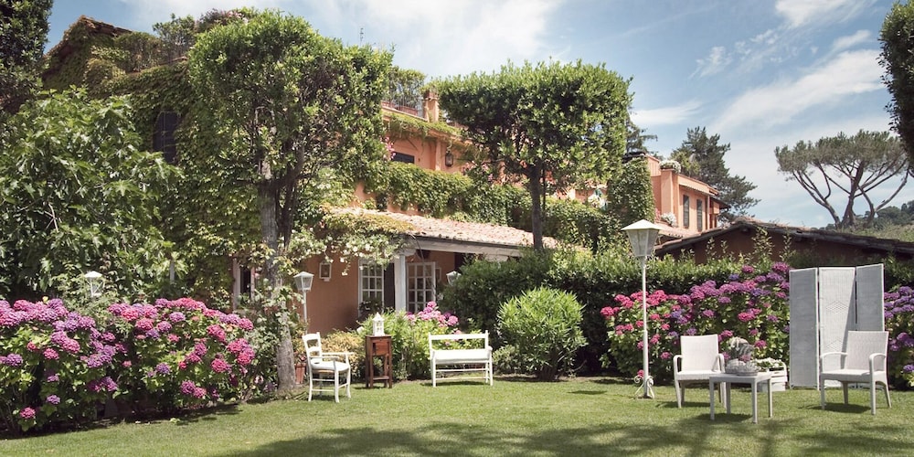 Locanda Dei Ciocca — 4-Star Luxury Hotel in Grottaferrata, Italy