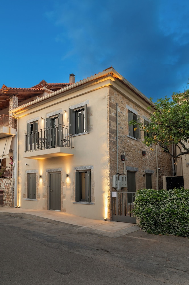 Cardamilia Suites — 4-Star Luxury Hotel in Kardamyli, Greece
