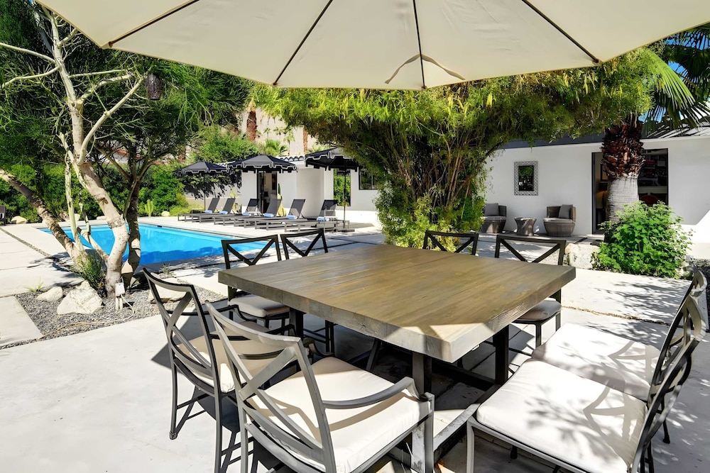 Modern Oasis w Pool Patio Lounge Mountain Views Palo Verde by AvantStay - photo 3