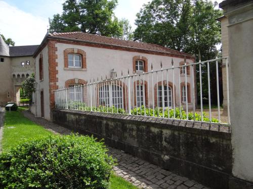 Château Mesny Gite Au Fil des Pages — 4-Star Luxury Hotel in Vic-Sur-Seille, France