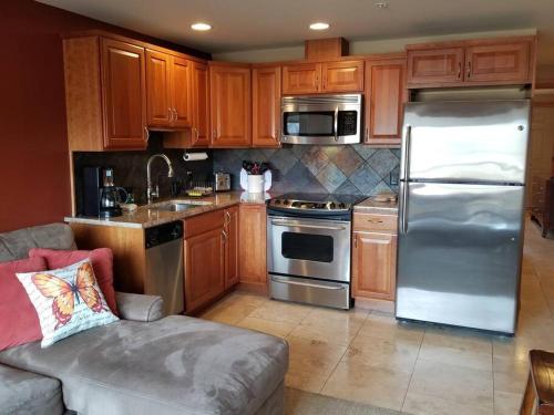 Lake Chelan View Condo in Downtown near Beach — 4-Star Luxury Hotel in Chelan, United States