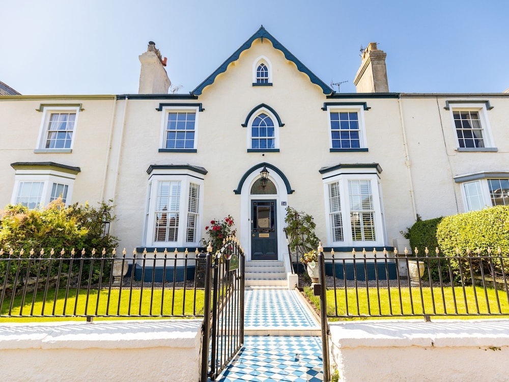 Abbey Lodge Llandudno Period Townhouse 5 bedrooms & bathrooms with Hot Tub & Private Parking — 4-Star Luxury Hotel in Llandudno, United Kingdom