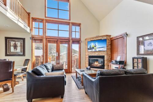 Cozy 3BR Keystone Escape with Fireplace and Hot Tub in Keystone, United States