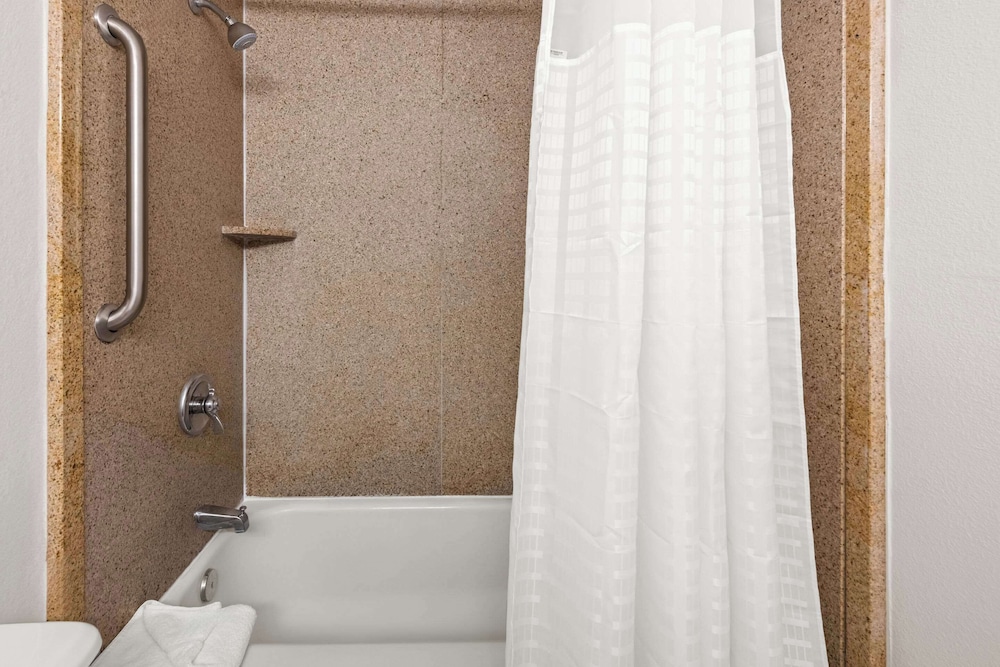 Comfort Inn & Suites Omaha Central - photo 10