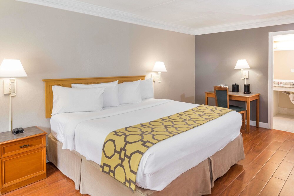 Casa Bella Inn & Suites - photo 18