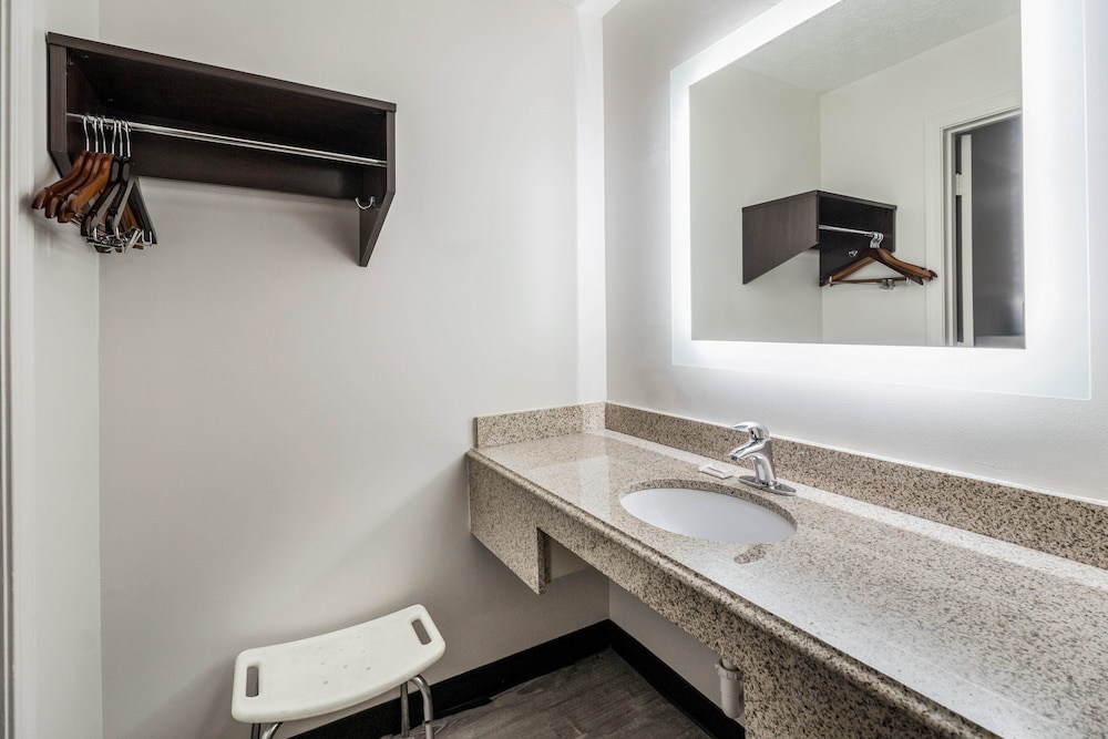 Red Roof Inn Cadiz - photo 19