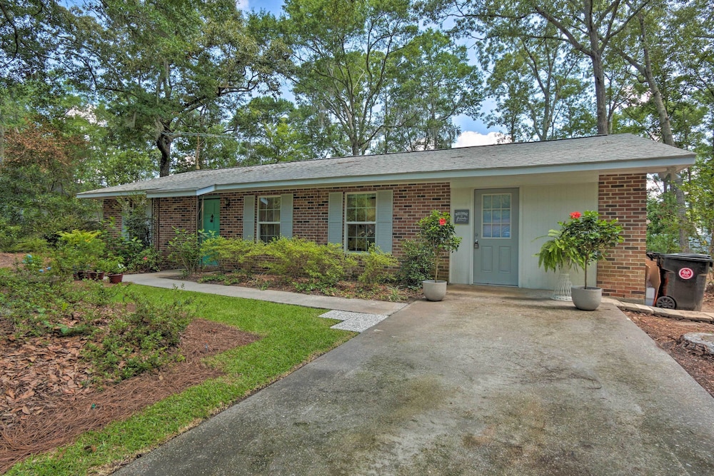 Downtown Home with Yard and BBQ 6 Mi to Downtown — 4-Star Luxury Hotel in Beaufort, United States