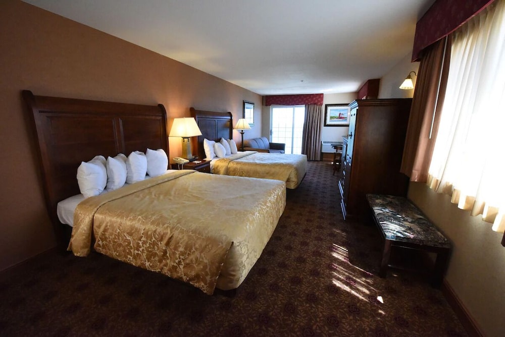 Grand Mackinaw Beachfront and Waterpark - photo 5