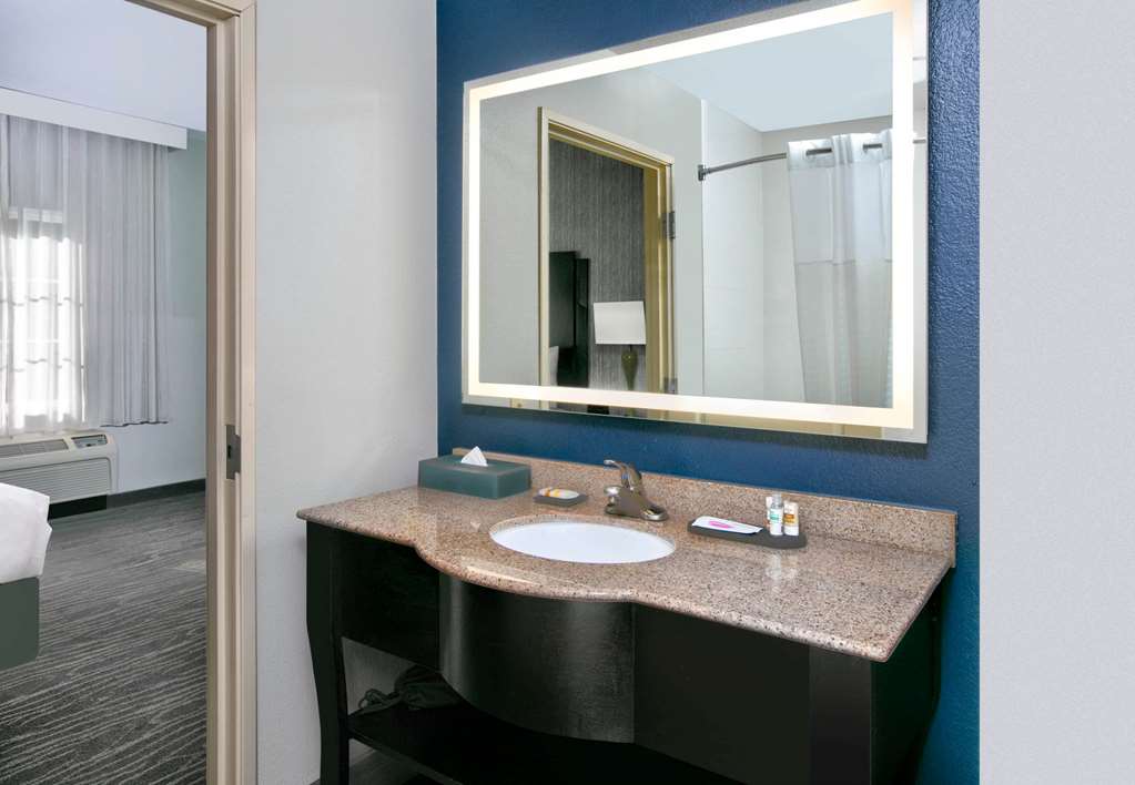 La Quinta Inn & Suites by Wyndham Palestine - photo 19