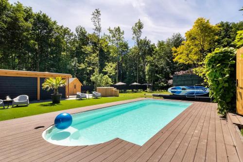 Green Tiny House with shared pool — 4-Star Luxury Hotel in Zeewolde, Netherlands