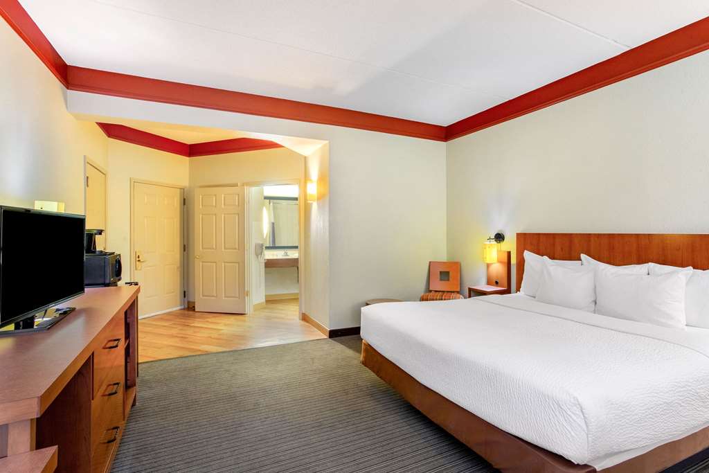 La Quinta Inn & Suites by Wyndham Raleigh Crabtree - photo 17
