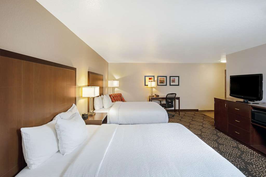La Quinta Inn & Suites by Wyndham Las Vegas Red Rock - photo 11