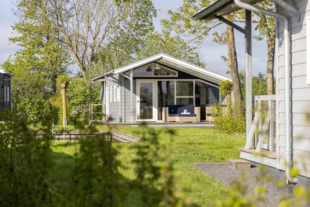 Modern Chalet Near Lake Sneek — 4-Star Luxury Hotel in Heeg, Netherlands