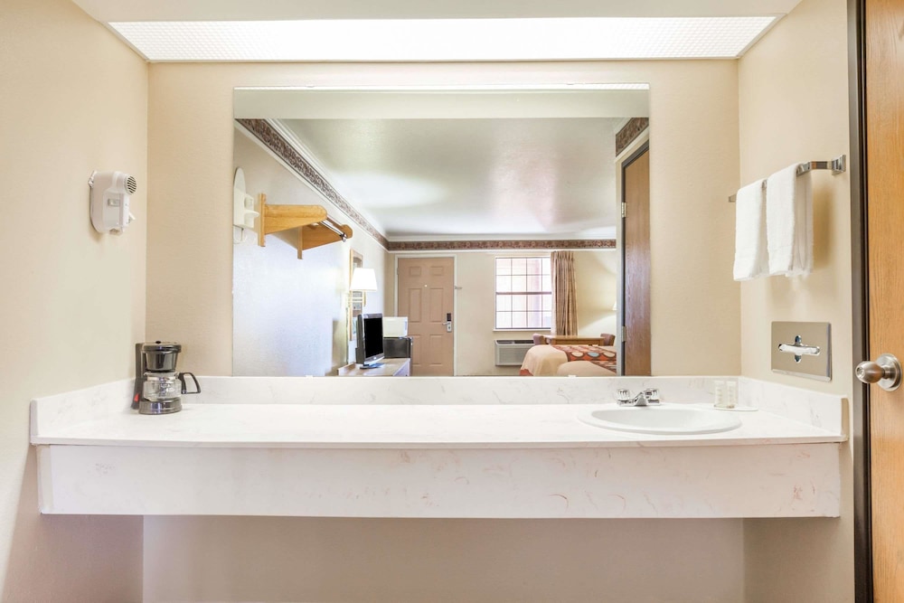 Super 8 by Wyndham Mount Vernon - photo 16