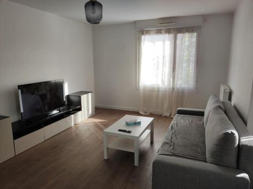 Cozy Studio Near Paris Wi Fi Netflix Parking — hotel in Eaubonne