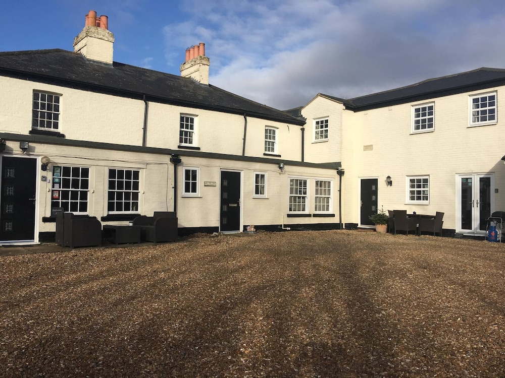 4BR 4 Bathroom Cottage Parking Garden Near St Neots — 4-Star Luxury Hotel in Saint Neots, United Kingdom