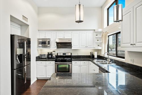 Ultimate LA Vacation 2BR w Pool Above Shops — Monterey Park — photo 4