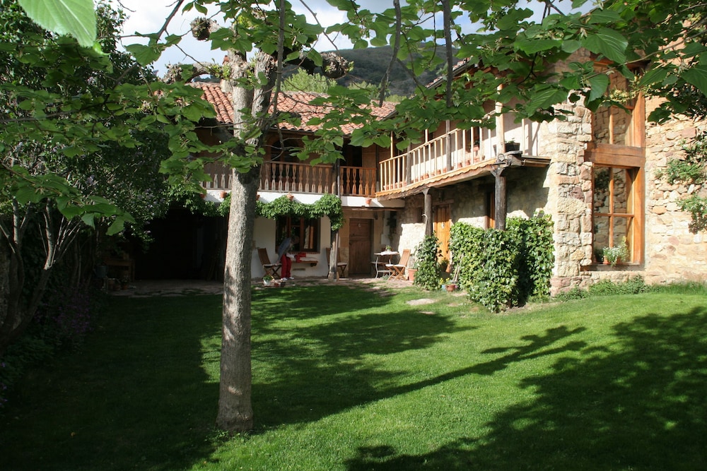 El Canto del Gallo — 4-Star Luxury Hotel in Valdepielago, Spain