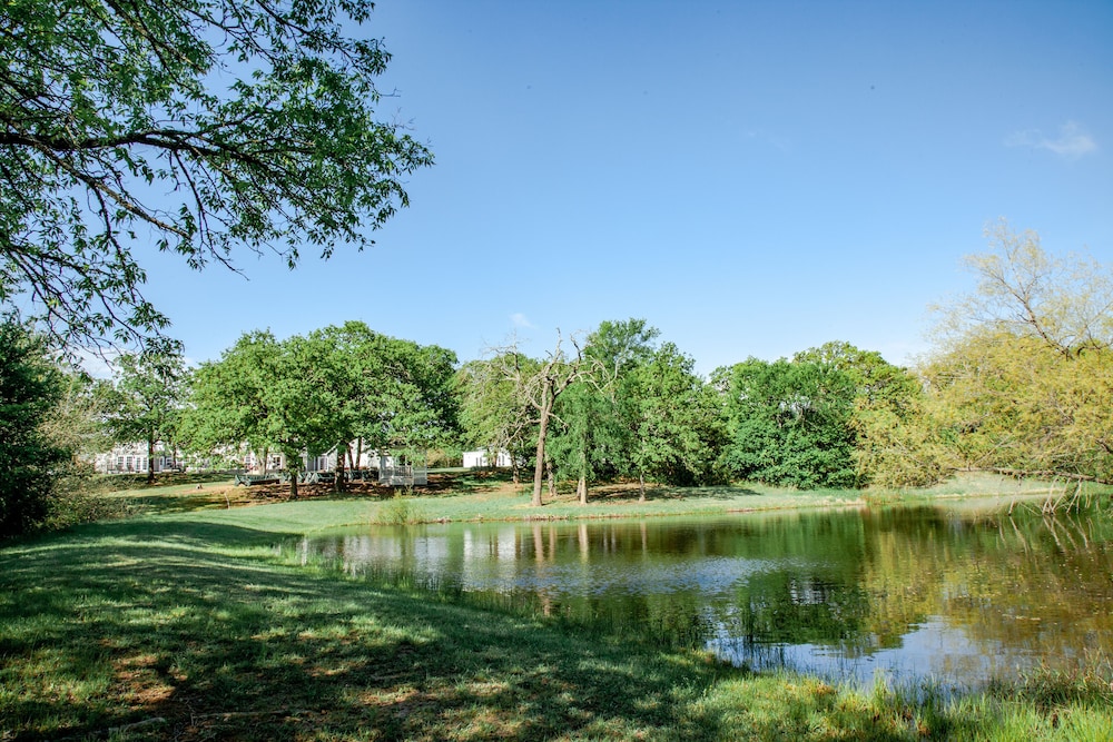 Towering Oaks Event & Retreat Center - photo 111