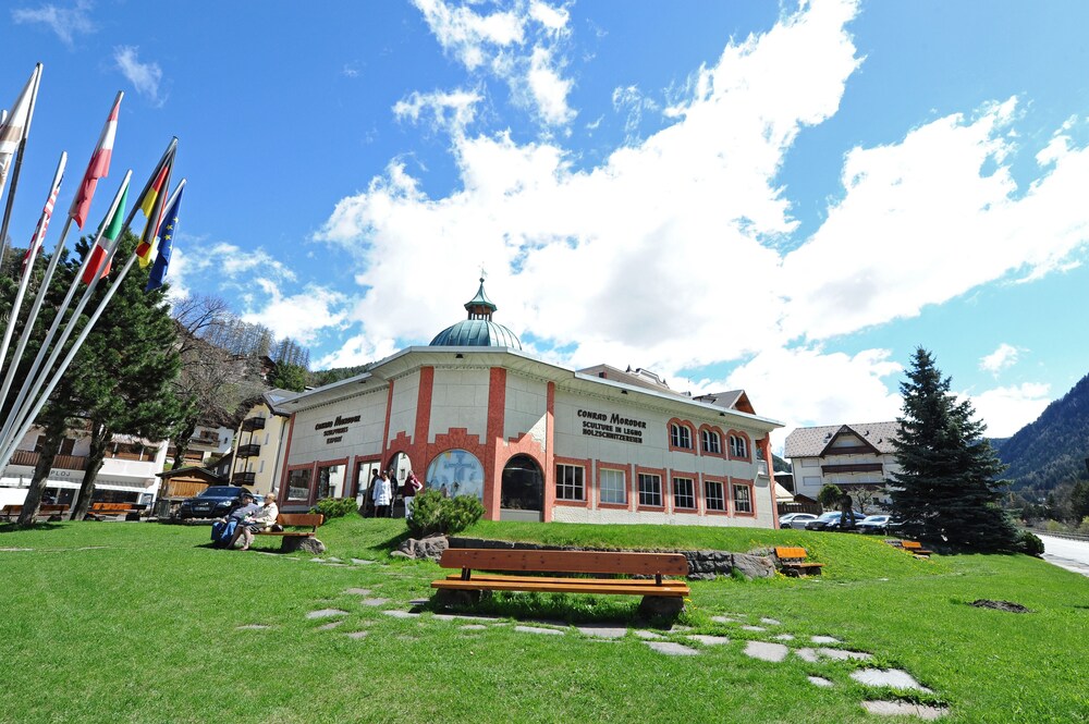 Apartments Villa Venezia Luxury — 4-Star Luxury Hotel in Ortisei, Italy
