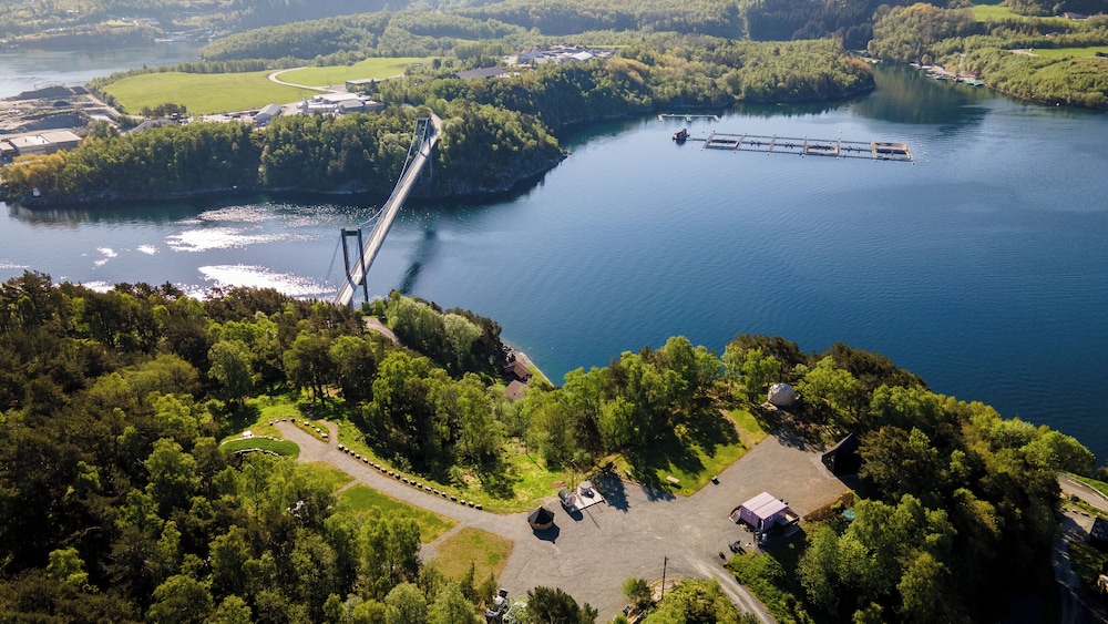 NorGlamp - carbon neutral hotel in Unknown City
