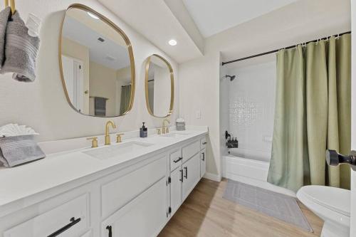 4Br Model Home w Pool and Pool table in Henderson