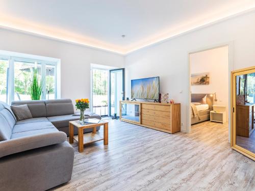 Prora Exklusives Strandapartment mit Sauna zwei Terrassen und Strandkorb am Strand Königsstuhl — 4-Star Luxury Hotel in Ostseebad Binz, Germany
