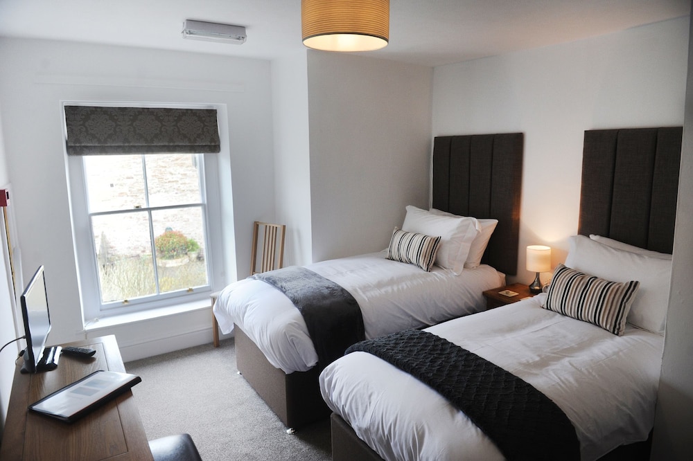 Ty Helyg Guest House — 4-Star Luxury Hotel in Brecon, United Kingdom