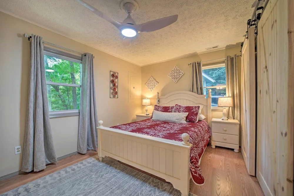 Charming Maggie Valley Getaway with Fire Pit — hotel in Maggie Valley