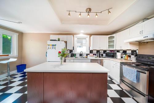 Elegant 3BR W Vancouver near UBC Free Parking in Vancouver, Canada